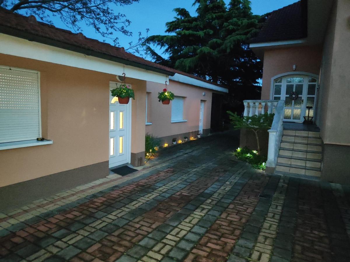 Appartement Domov Carlotka à Bratislava Extérieur photo
